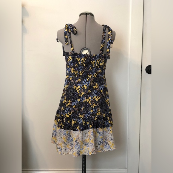 Jun and Ivy Floral Dress - Picture 3 of 11